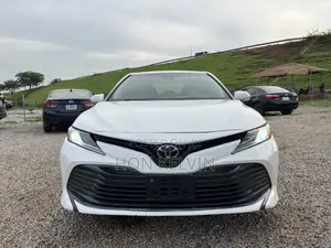 Toyota Camry LE FWD (2.5L 4cyl 8AM) 2018 White