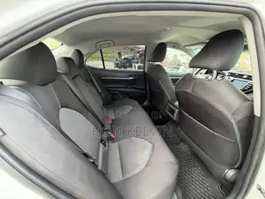 Toyota Camry LE FWD (2.5L 4cyl 8AM) 2018 White