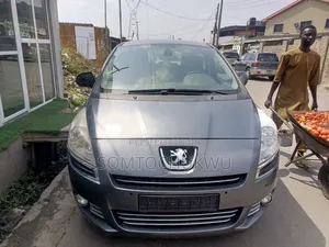 Peugeot 5008 1.2 PureTech Access 2015 Gray