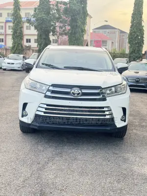 Toyota Highlander XLE 4x4 V6 (3.5L 6cyl 8A) 2018 White