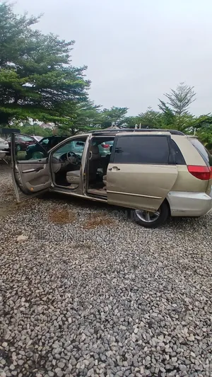 Toyota Sienna LE AWD 2005 Gold