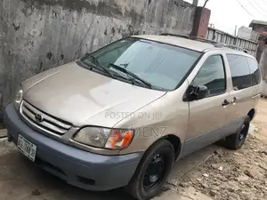 Toyota Sienna LE 2002 Gold