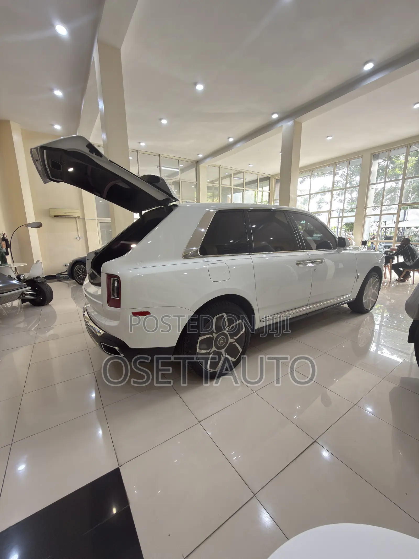 Rolls-Royce Cullinan Black Badge 2022 White
