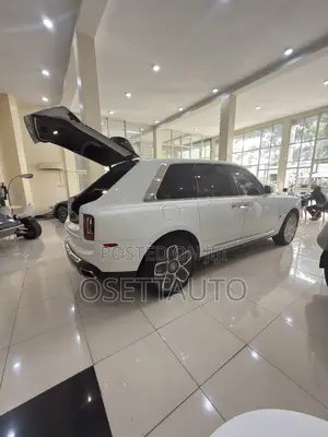 Rolls-Royce Cullinan Black Badge 2022 White