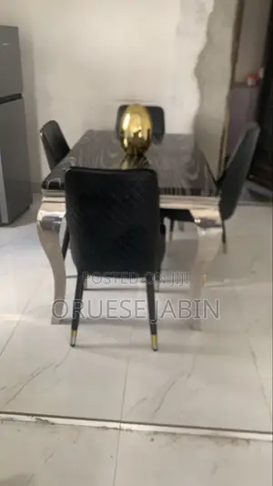 Dinning Table With 4 Chairs