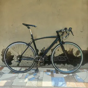 Clean 9-Speed Black Sports Road Bike With Modern Hand Selector