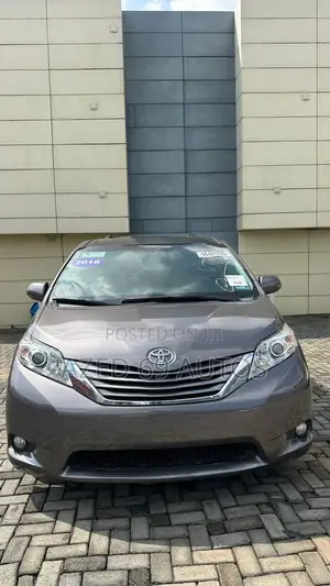Toyota Sienna XLE 7 Passenger Auto Access Seat (3.5L 6cyl 6A) 2016 Gray