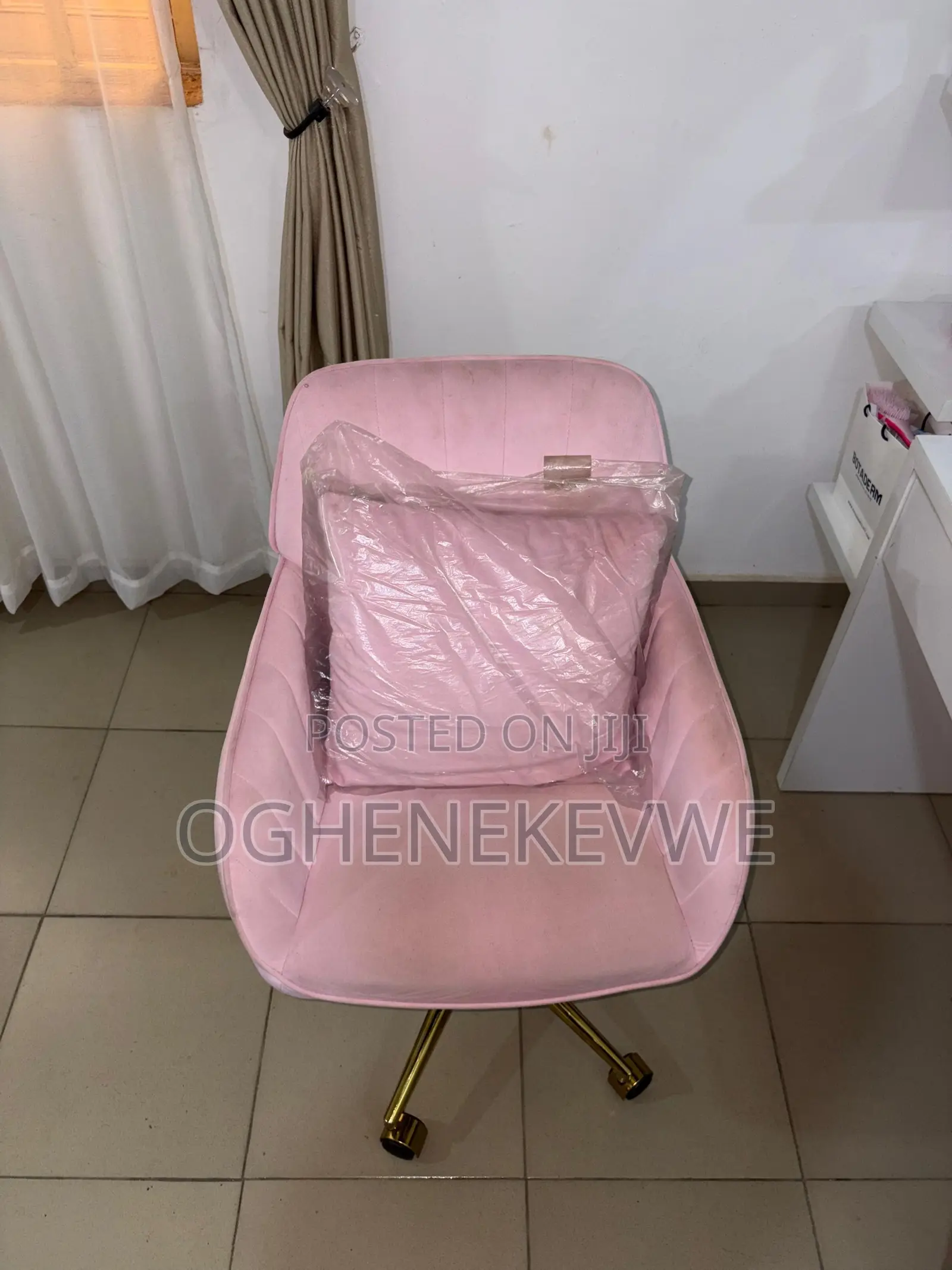 Pink Vanity Chair (Amazon)