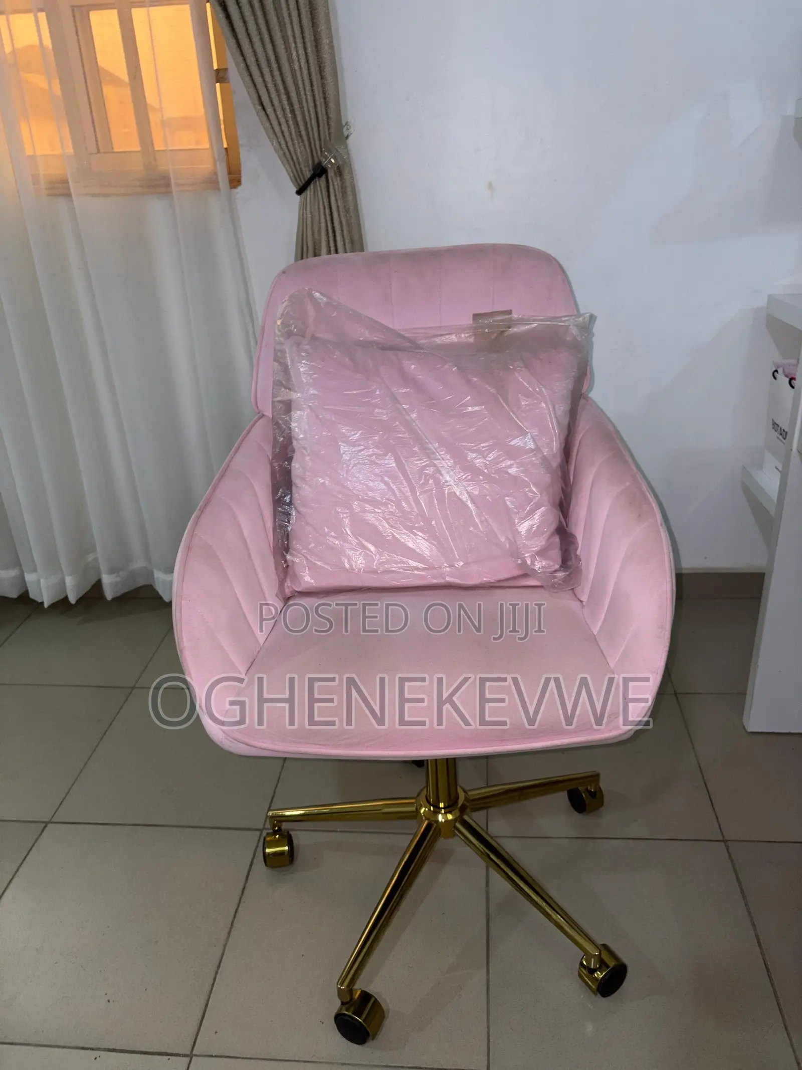 Pink Vanity Chair (Amazon)