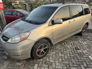 Toyota Sienna XLE AWD 2009 Gold