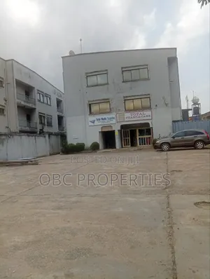 5 Bedrooms Flat Office Space