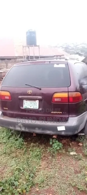 Toyota Sienna 2000 Red