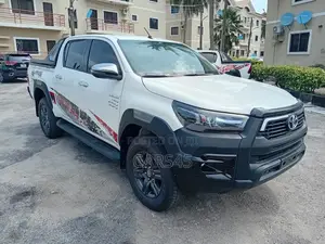 Toyota Hilux 2025 White