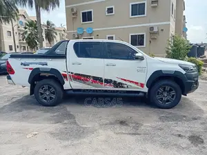 Toyota Hilux 2025 White
