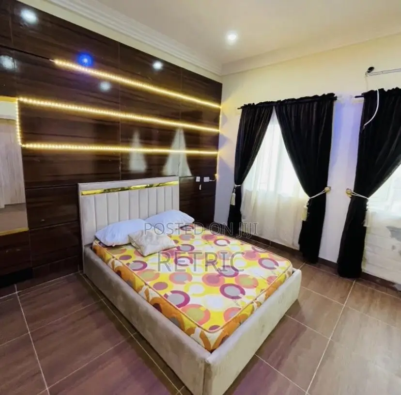 Fancy Mahogany Wall Cladding + 6ft Mirror +Lights Note: Not With Bed