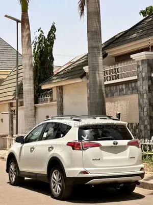 Toyota RAV4 Limited FWD (2.5L 4cyl 6A) 2016 White
