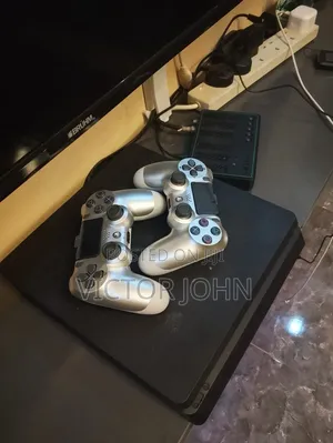 Hacked Ps 4 Slim With 2 Pads and 6 Games Inside