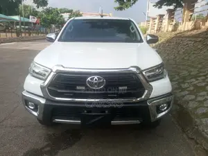 Toyota Hilux 2025 White