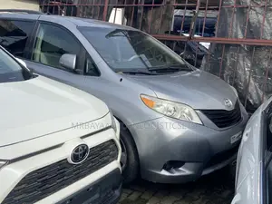Toyota Sienna SE 8 Passenger 2011 Gray