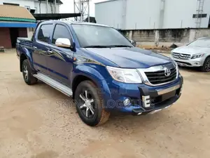 Toyota Hilux 2013 Blue