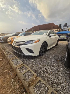 Toyota Camry SE FWD (2.5L 4cyl 8AM) 2018 White