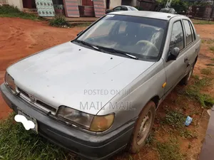 Nissan Sunny 2000 Gray
