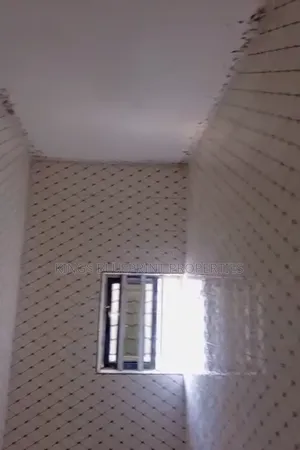 2bdrm Block of Flats in Osubi, Warri for rent