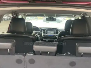 Toyota Highlander SE 4x4 V6 (3.5L 6cyl 8A) 2018 Red