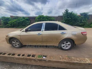 Toyota Camry LE 4dr Sedan (2.5L 4cyl 6AM) 2010 Gold
