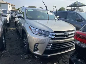 Toyota Highlander XLE V6 4x4 (3.5L 6cyl 6A) 2016 Gold