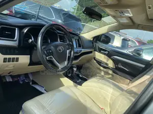 Toyota Highlander XLE V6 4x4 (3.5L 6cyl 6A) 2016 Gold