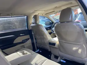 Toyota Highlander XLE V6 4x4 (3.5L 6cyl 6A) 2016 Gold