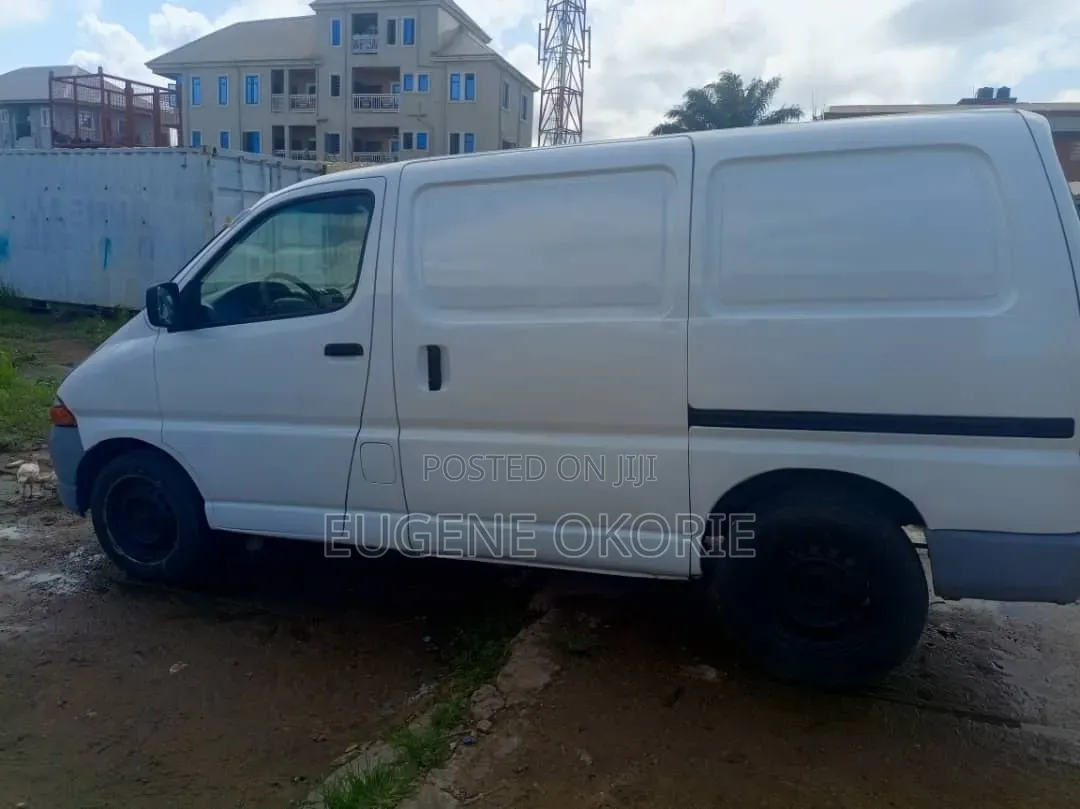 Toyota HiAce 2004 White