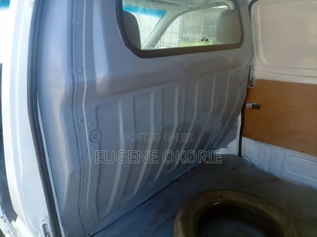 Toyota HiAce 2004 White