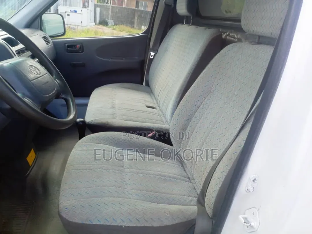 Toyota HiAce 2004 White