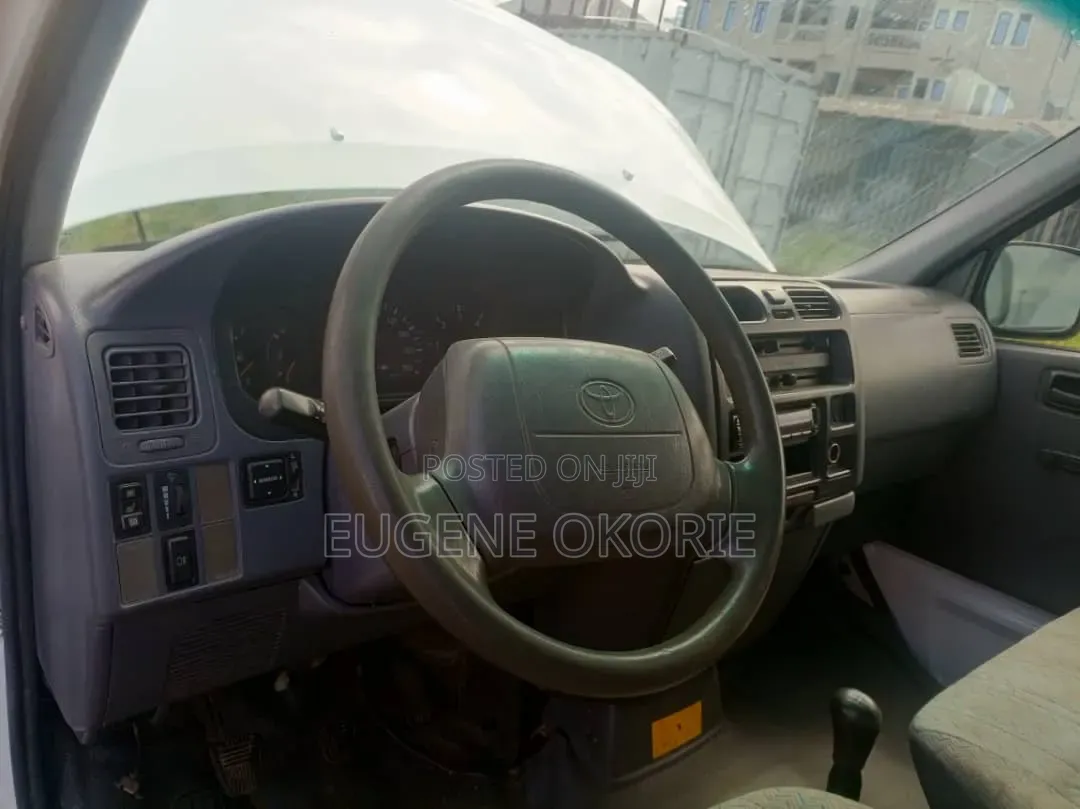 Toyota HiAce 2004 White