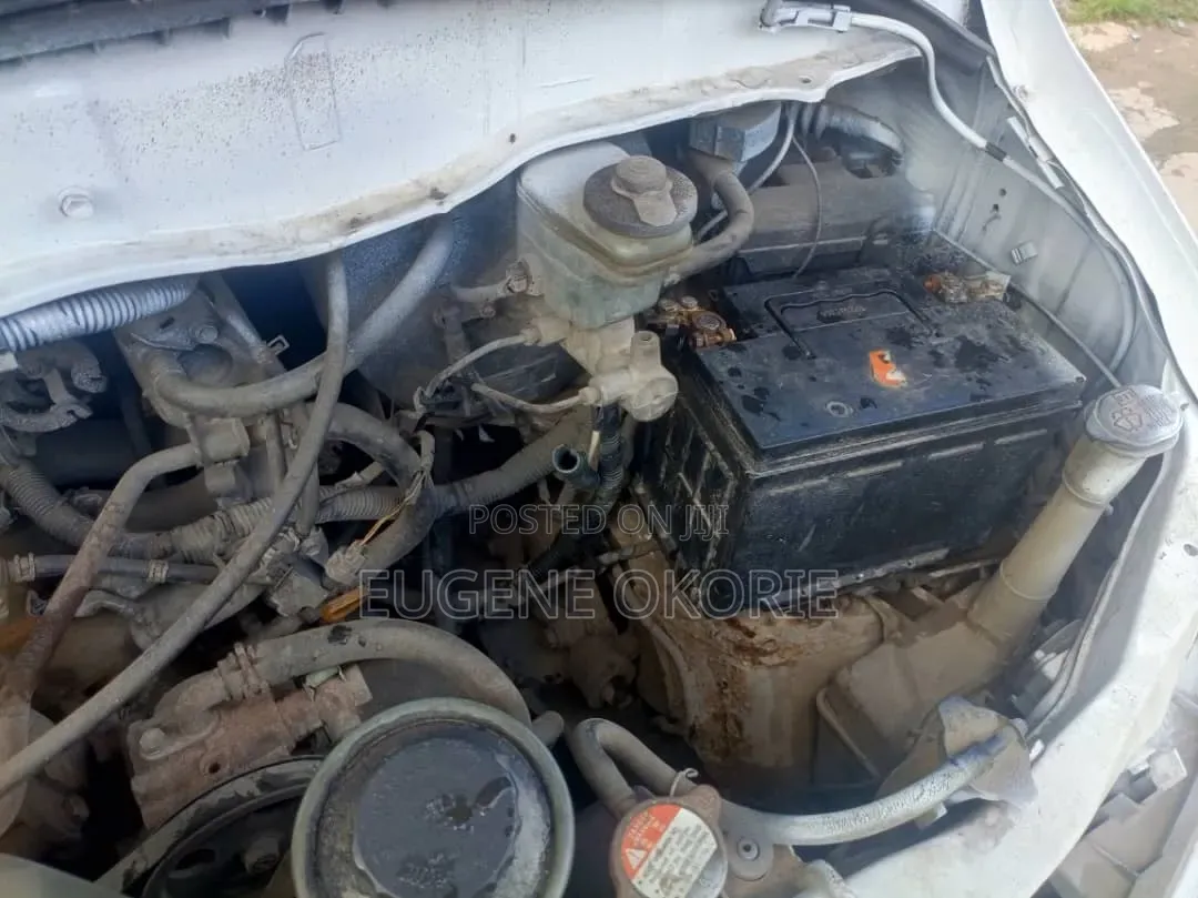 Toyota HiAce 2004 White