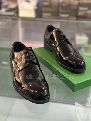 Shiny_leather_cooperate_shoe