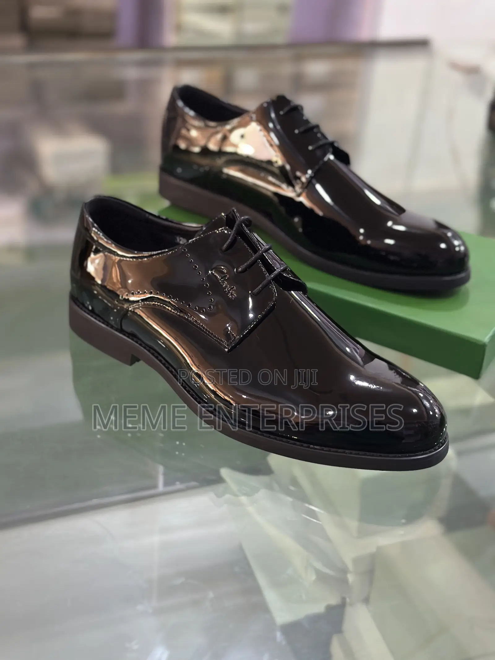 Shiny_leather_cooperate_shoe