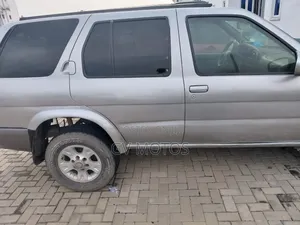 Nissan Pathfinder Automatic 2000 Silver