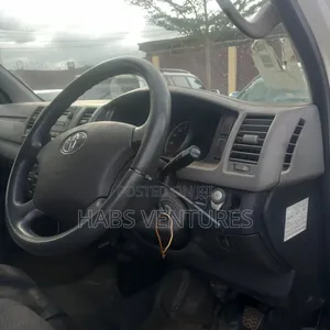 Toyota HiAce 2006 White
