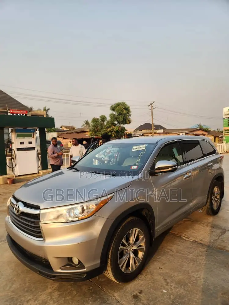Toyota Highlander LE Plus 4dr SUV AWD (3.5L 6cyl 6A) 2014 Gray