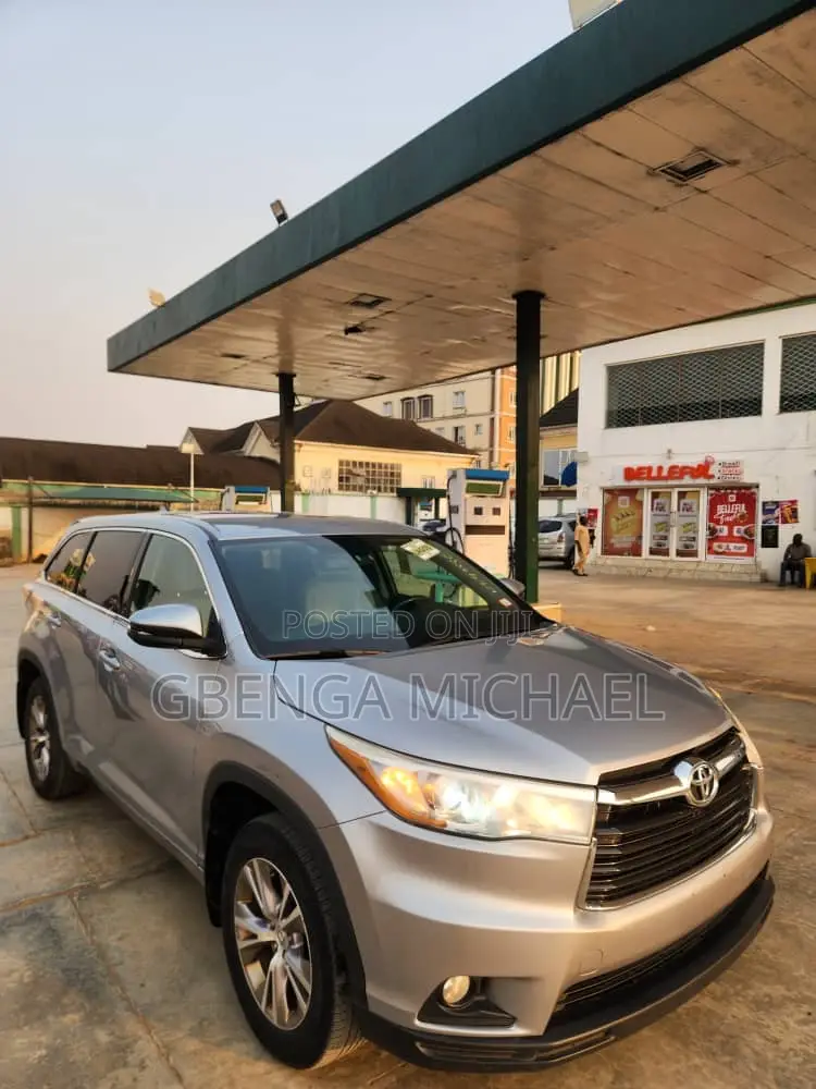 Toyota Highlander LE Plus 4dr SUV AWD (3.5L 6cyl 6A) 2014 Gray