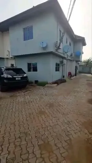 3bdrm Block of Flats in Ihama Road, Gra, Benin City for sale
