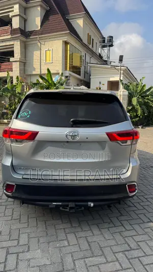 Toyota Highlander XLE 4x4 V6 (3.5L 6cyl 8A) 2018 Gray