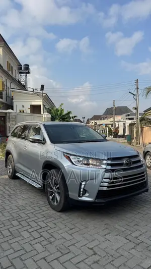 Toyota Highlander XLE 4x4 V6 (3.5L 6cyl 8A) 2018 Silver