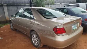 Toyota Camry XLE 4dr Sedan (2.4L 4cyl 5A) 2006 Gold