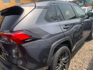 Toyota RAV4 XLE 2021 Gray