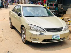 Toyota Camry LE 4dr Sedan (2.4L 4cyl 5M) 2003 Gold