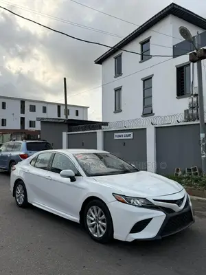 Toyota Camry SE FWD (2.5L 4cyl 8AM) 2018 White